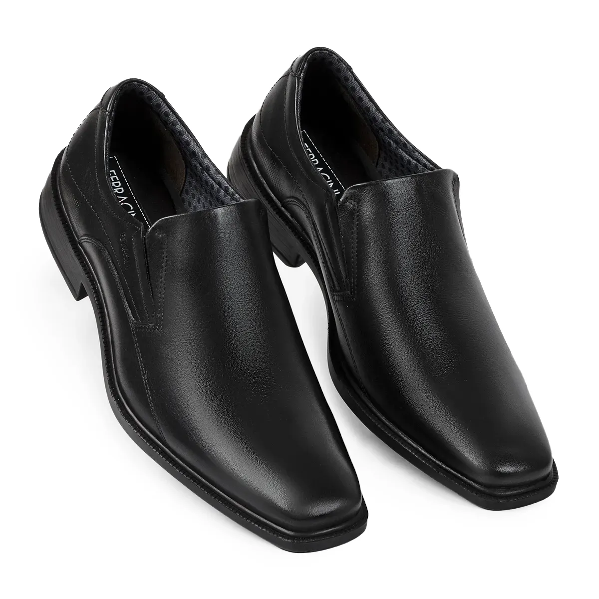 Vista lateral e superior do sapato social masculino Ferracini preto, modelo slip-on com bico quadrado